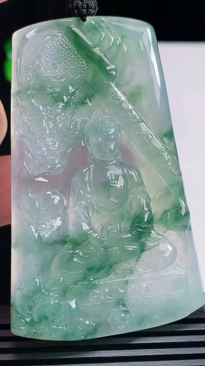 天然A货翡翠种飘花祥龙大日如来佛吊坠，尺寸68-43-5.5 重量:38.84g
6月25日