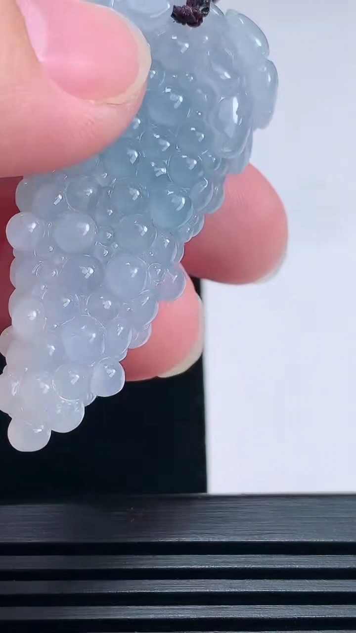 天然A货翡翠紫罗兰多子多福 葡萄吊坠，尺寸52-27.5-12.2 重量:26.16g
6月25日