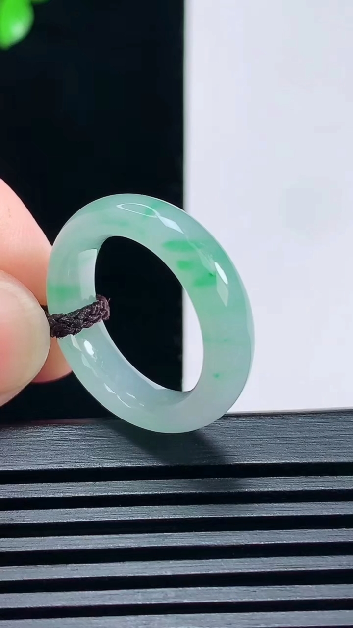 天然A货翡翠玉指环 戒指，尺寸17.5-5.6-3.5 重量:4.00g2026年6月25日
工厂直