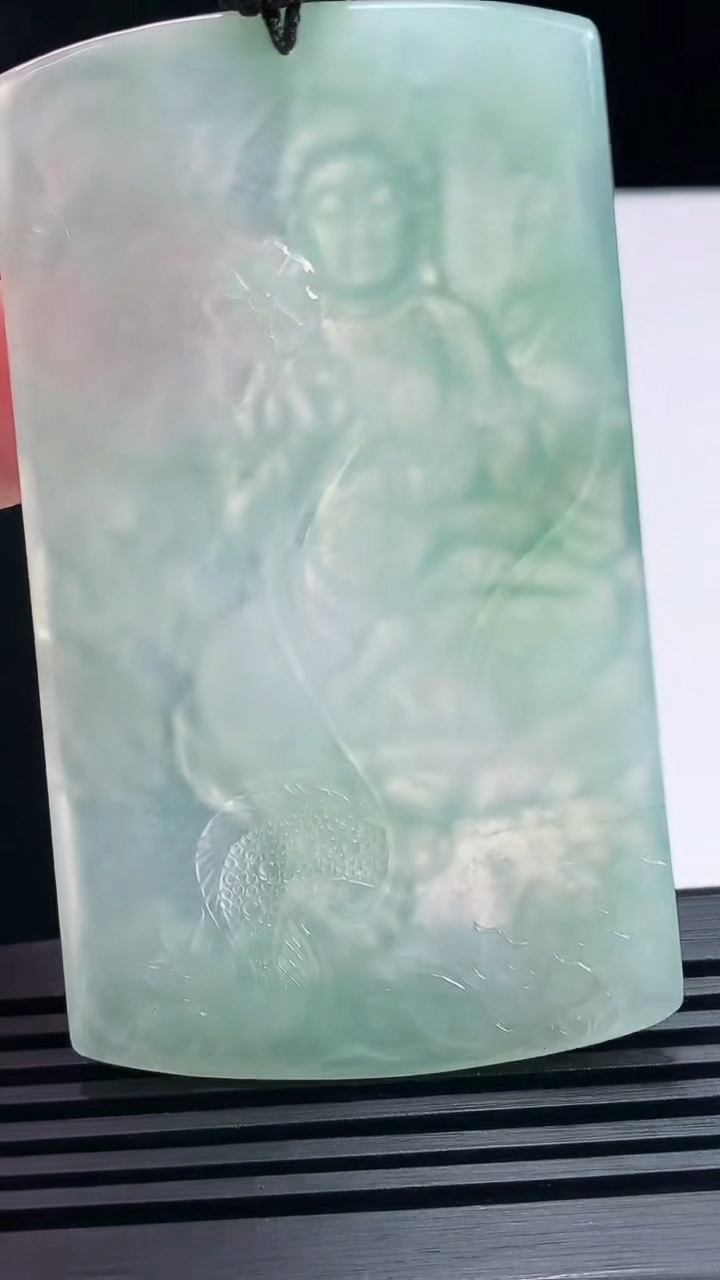天然A货翡翠祥龙大势至菩萨吊坠，尺寸71.6-43-5.5 重量:46.49g
6月25日