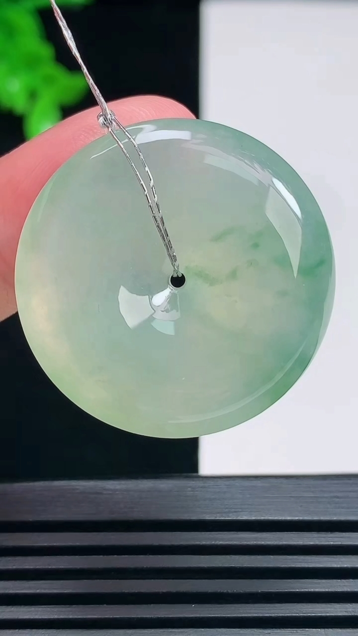 天然A货翡翠平安扣吊坠，尺寸31-7 重量:13.99g
6月25日