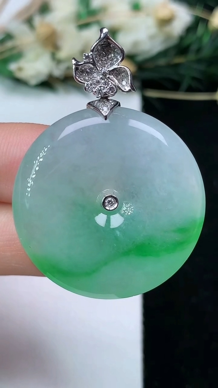 天然A货翡翠平安扣吊坠，尺寸29-5.9，重量:11.87g
6月25日