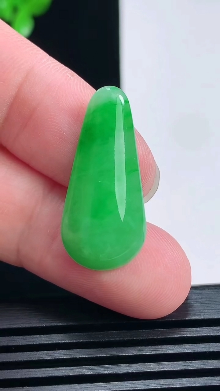 天然A货翡翠福瓜吊坠，尺寸28-13-5.2 重量:3.16g
6月25日
