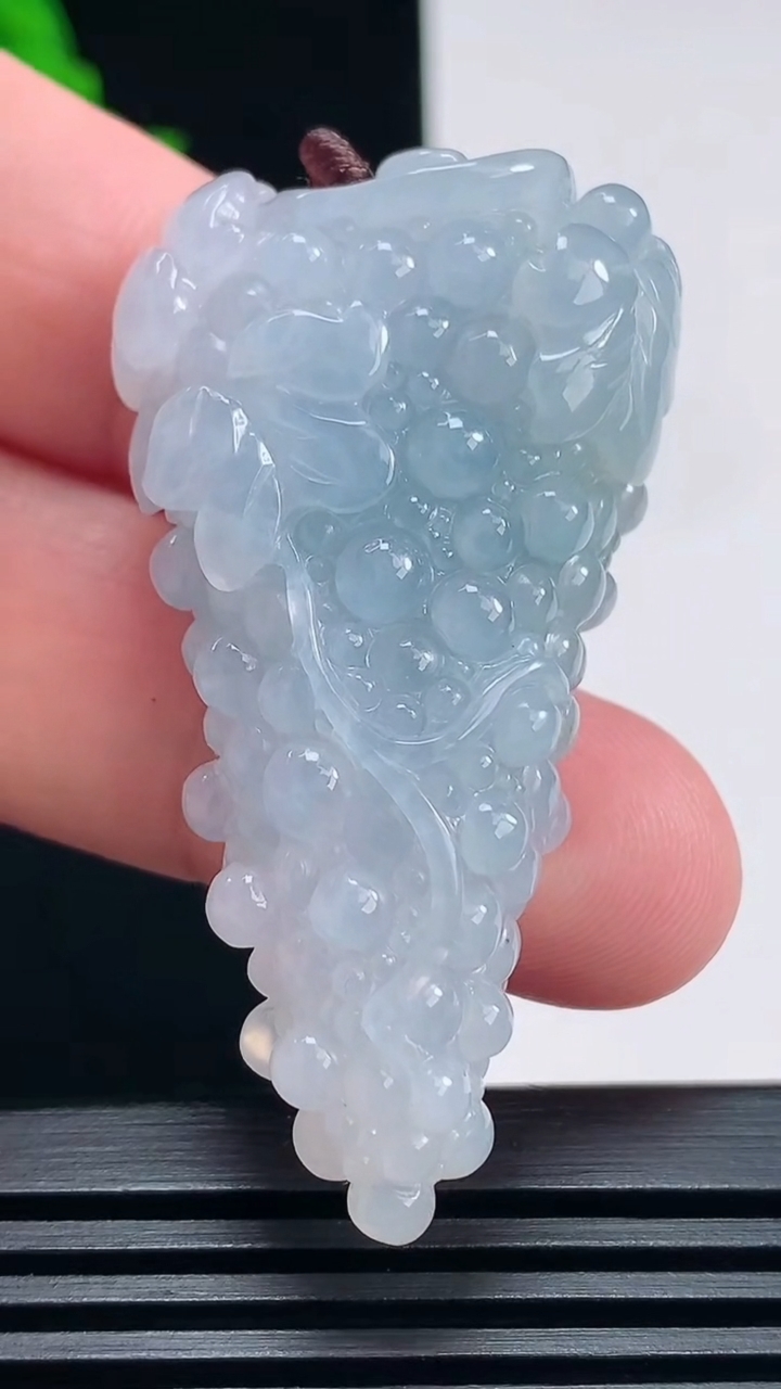 天然A货翡翠紫罗兰多子多福 葡萄吊坠，尺寸52-27.5-12.2 重量:26.16g
6月25日