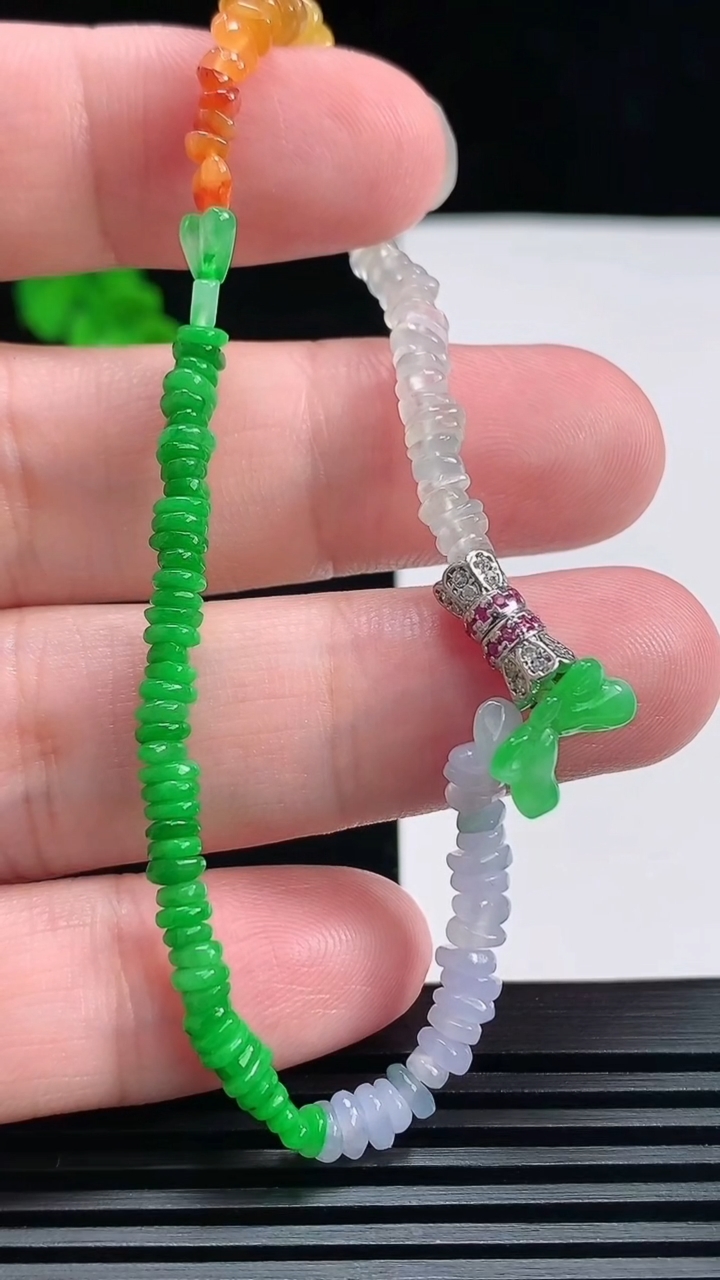 天然A货翡翠三彩岁岁平安手串，尺寸5.6-4.6-2.2 重量:6.31g6月25日
工厂直销收藏佳