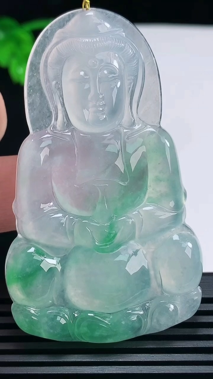 天然A货翡翠正装观音吊坠，尺寸65.5-39-5.5 重量:26.03g
6月25日