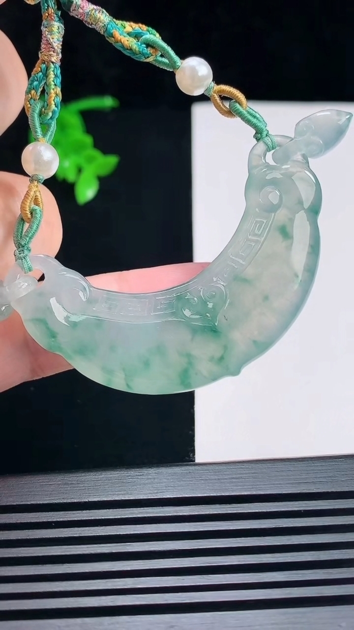天然A货翡翠种飘花平安锁吊坠，尺寸56.5-18-6 重量:23.98g
6月25日