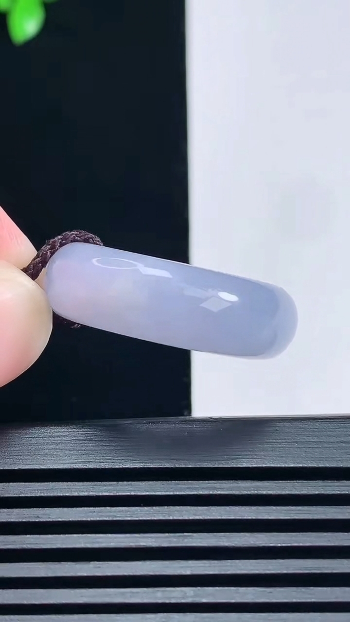 天然A货翡翠冰种紫罗兰玉指环 戒指，尺寸19.5-8.2-4.8 重量:8.71g2026年6月25日
工厂直销收藏佳品,种好水足，色泽均匀，有种有色，上手高大气！