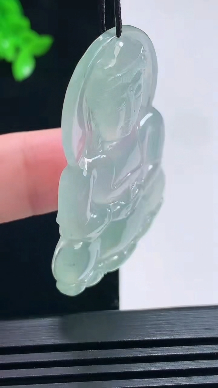 天然A货翡翠正装观音吊坠，尺寸50-33-5 重量:14.07g
6月25日