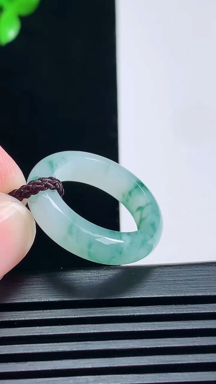 天然A货翡翠冰种飘花玉指环 戒指，尺寸18-5.6-3.6 重量:4.00g2026年6月25日
工厂直销收藏佳品,种好水足，色泽均匀，有种有色，上手高大气！