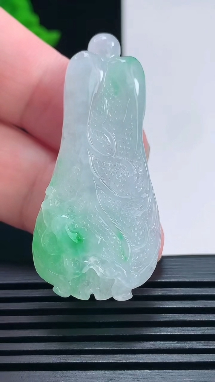 天然A货翡翠白菜吊坠，尺寸51-23-11.2 重量:20.24g
6月25日