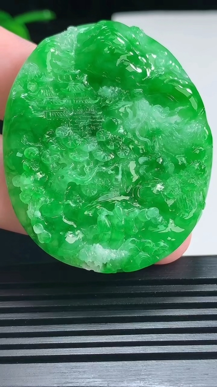 天然A货翡翠山水 龙牌吊坠，尺寸51-43.2-5.6 重量:24.00g
6月25日