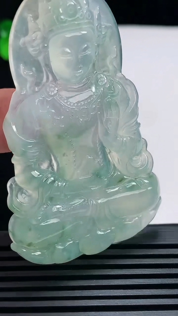 天然A货翡翠种飘花度母菩萨吊坠，尺寸65-41.6-5 重量:28.12g
6月25日