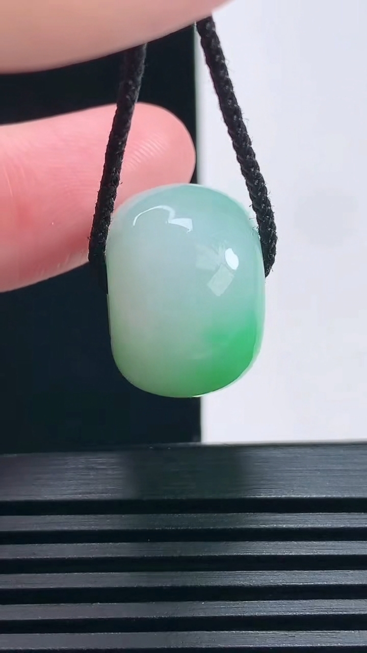天然A货翡翠路路通吊坠，尺寸19-13.6 重量:10.66g
6月25日