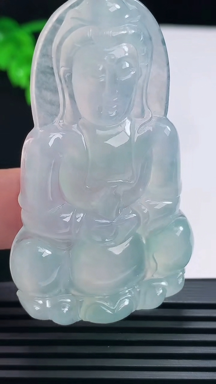 天然A货翡翠正装观音吊坠，尺寸62-36-6.6 重量:24.94g
6月25日