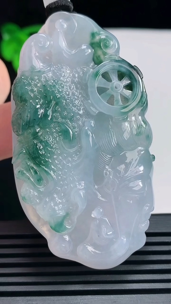 天然A货翡翠种飘花一念之间吊坠，尺寸65.8-37-12.5 重量:52.23g
6月25日