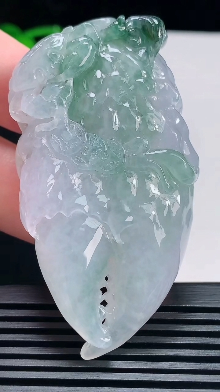 天然A货翡翠飘花富甲一方 蟹钳吊坠，尺寸69-35.8-12 重量:58.74g
6月25日