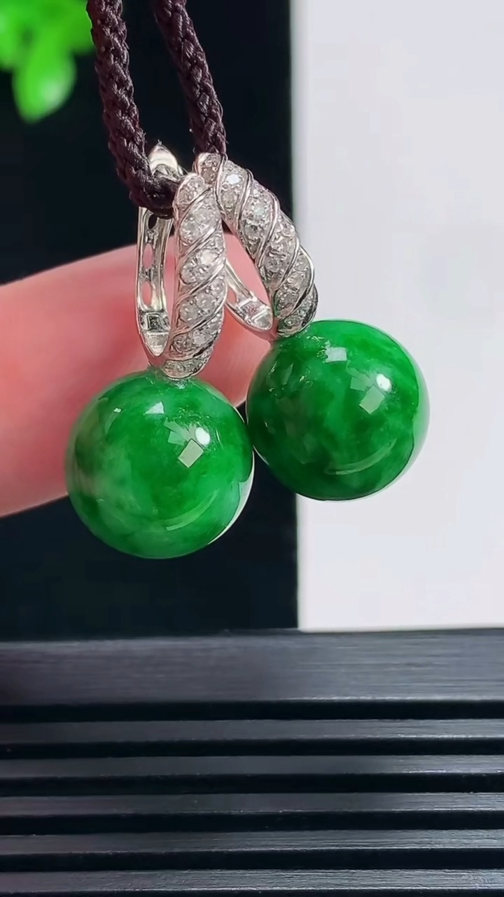 天然A货翡翠圆珠耳坠，尺寸11.6 重量:7.05g6月25日
工厂直销收藏佳品,种好水足，色泽均匀