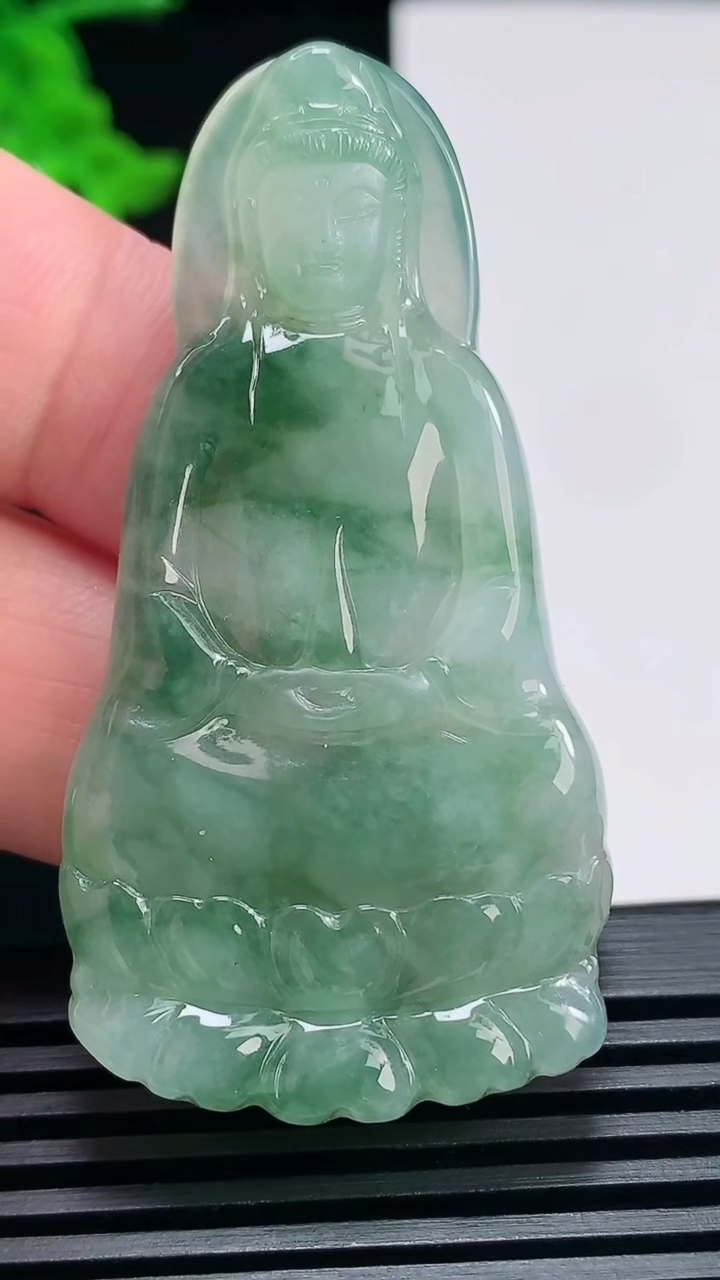 天然A货翡翠飘花素衣观音吊坠，尺寸58-29.5-5.8 重量:20.21g
6月25日