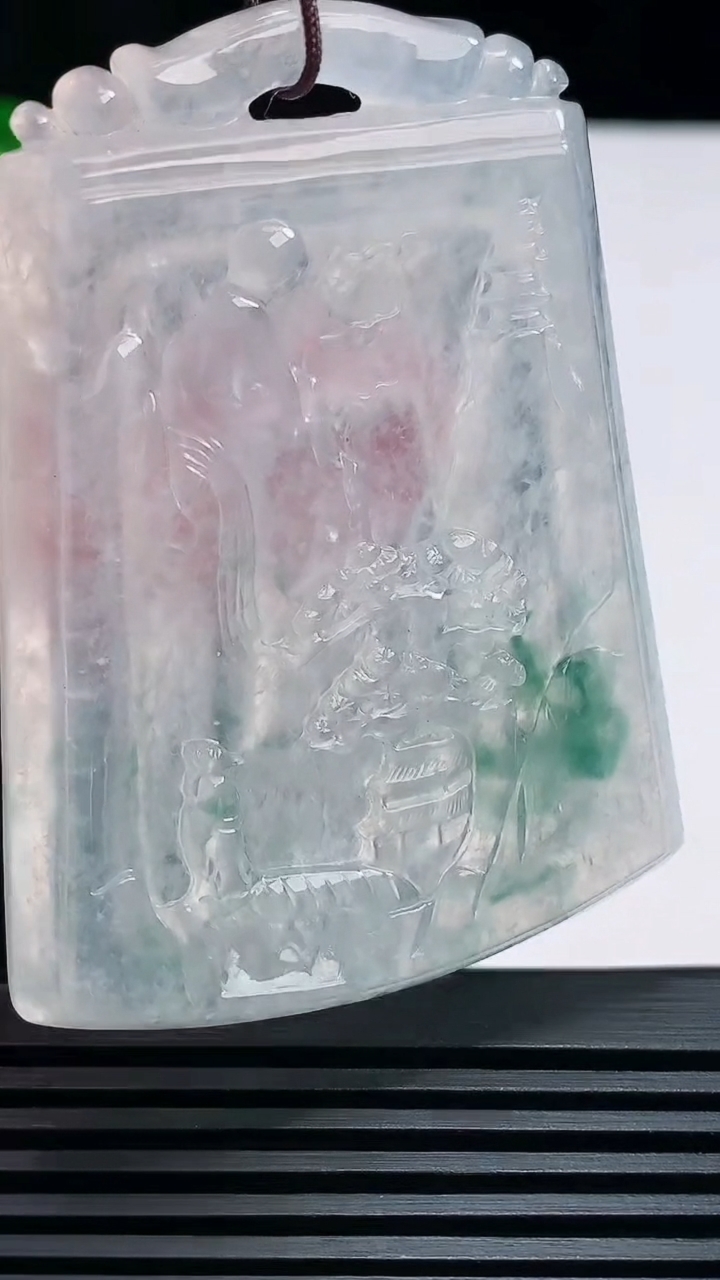 天然A货翡翠种飘花山水牌吊坠，尺寸61-45.6-6.5 重量:39.30g
6月25日