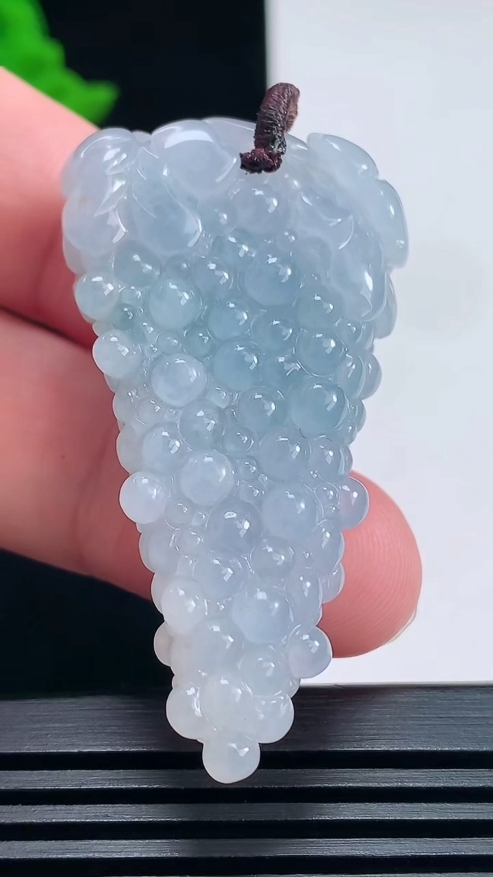 天然A货翡翠紫罗兰多子多福 葡萄吊坠，尺寸52-27.5-12.2 重量:26.16g
6月25日
