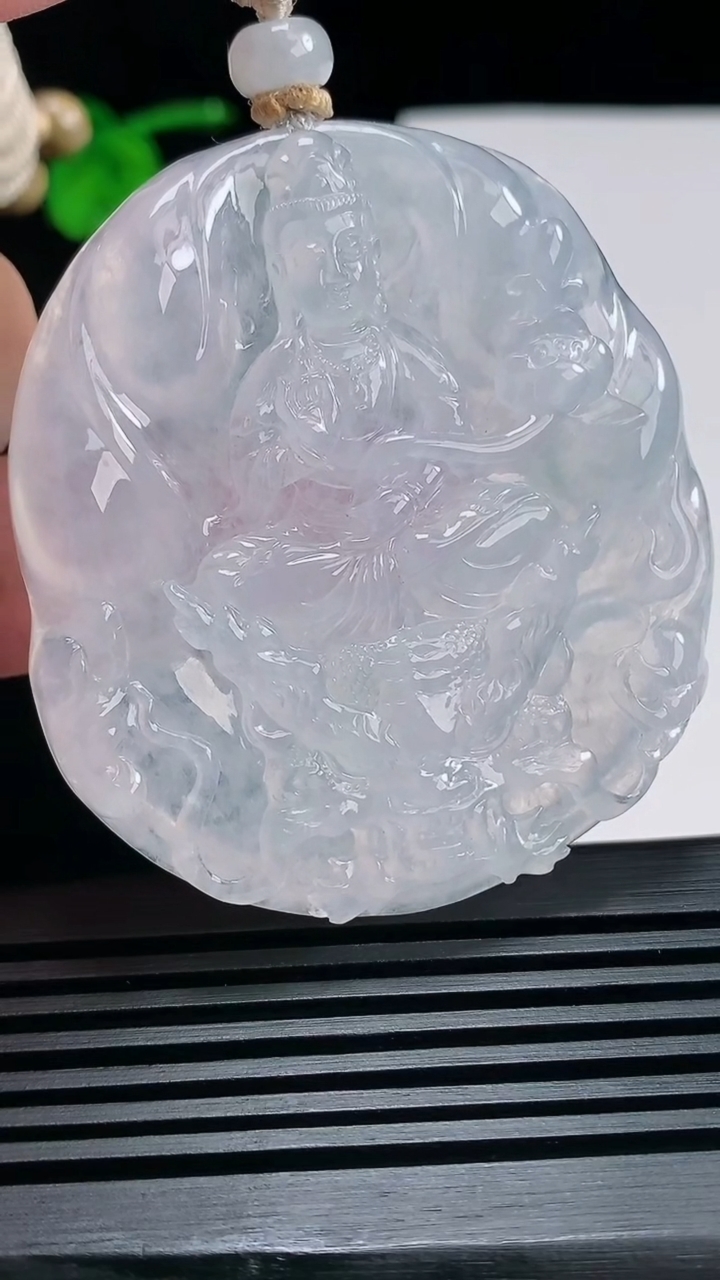 天然A货翡翠种白冰御龙大势至菩萨吊坠，尺寸55-50-7.2 重量:47.84g
6月25日