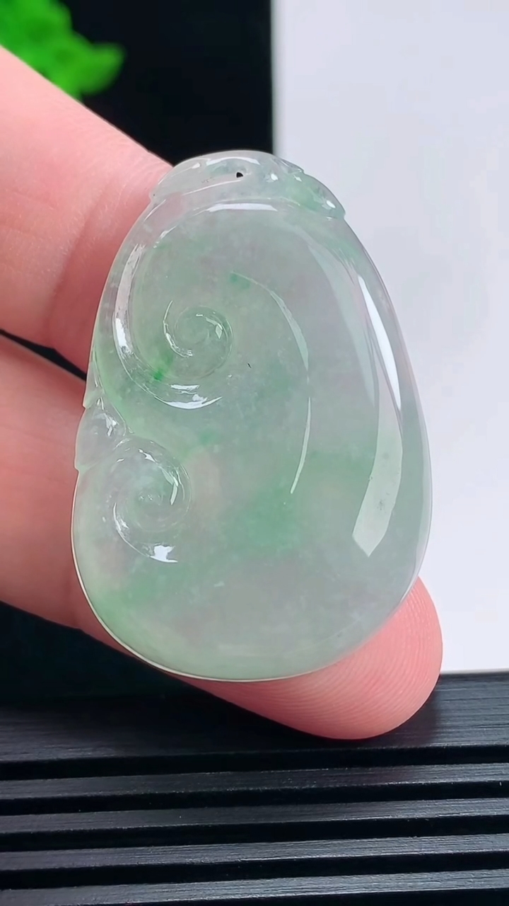 天然A货翡翠如意吊坠，尺寸38.5-26-5.8 重量:9.79g
6月25日