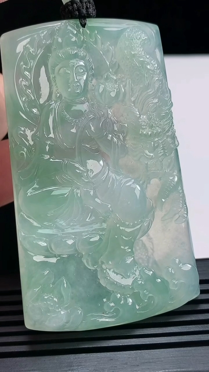 天然A货翡翠祥龙大势至菩萨吊坠，尺寸71.6-43-5.5 重量:46.49g
6月25日