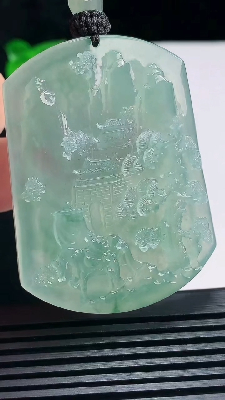 天然A货翡翠山水牌吊坠，尺寸56-43-6.5 重量:41.86g
6月25日