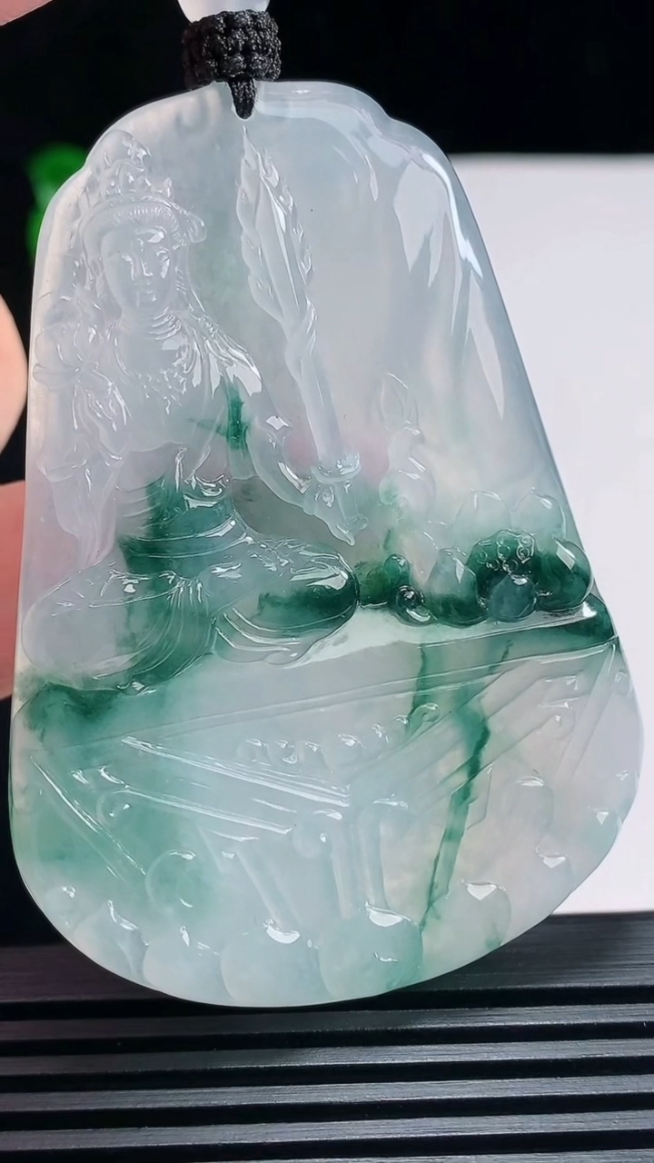 天然A货翡翠种飘花虚空藏菩萨吊坠，尺寸65-46.5-5.5 重量:40.71g
6月25日