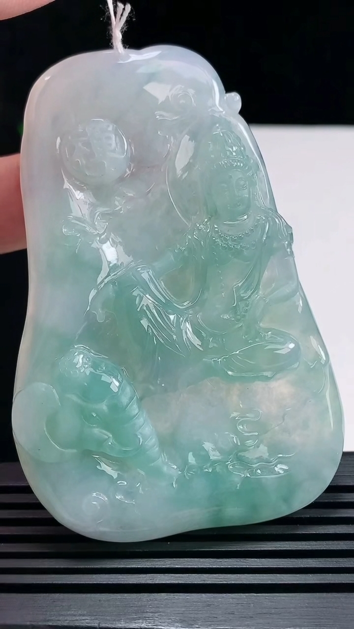 天然A货翡翠普贤菩萨吊坠，尺寸75-50-5.8 重量:42.32g
6月25日