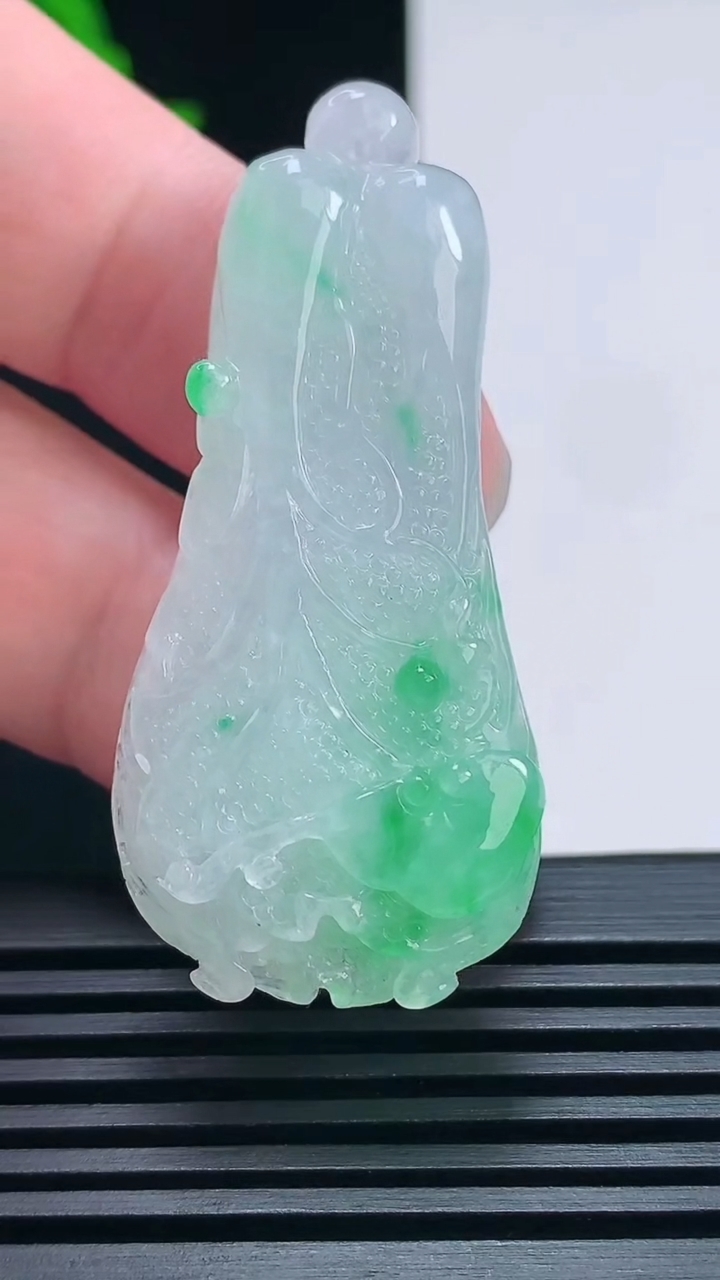 天然A货翡翠白菜吊坠，尺寸51-23-11.2 重量:20.24g
6月25日