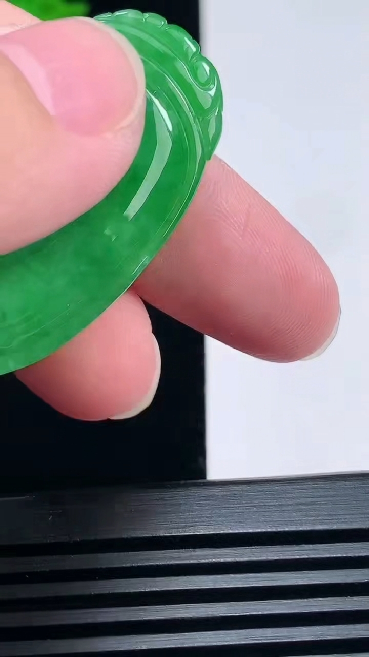 天然A货翡翠如意吊坠，尺寸42-24.6-5.6 重量:13.00g
6月25日