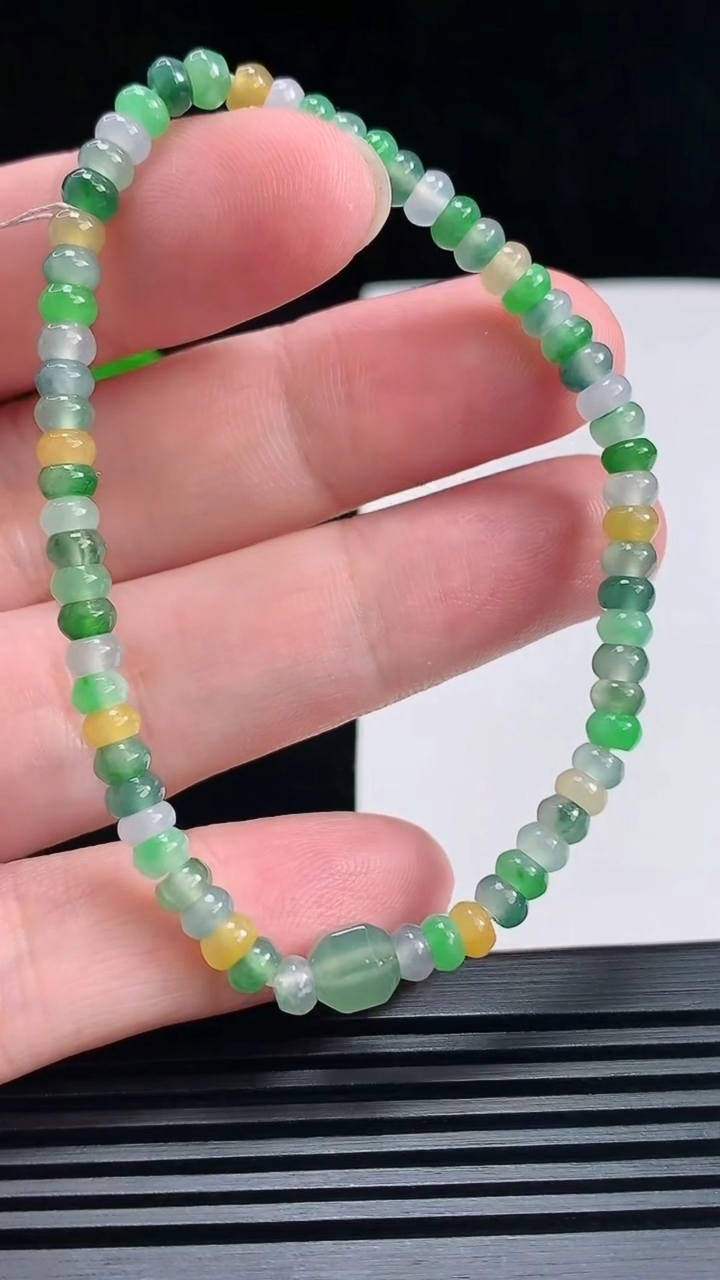 天然A货翡翠三彩算盘珠手串，尺寸4.2-3 重量:7.45g6月25日
工厂直销收藏佳品,种好水足，色泽均匀，有种有色，上手高大气！