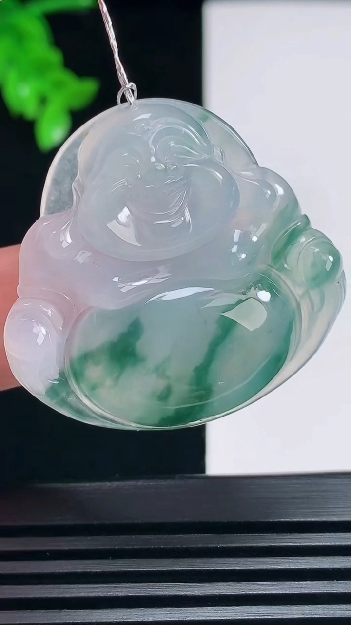 天然A货翡翠种飘花佛公吊坠，尺寸35-37.6-6 重量:12.69g
6月25日