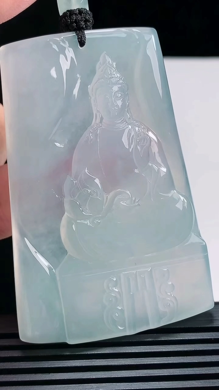 天然A货翡翠大势至菩萨吊坠，尺寸66-44.6-5.5 重量:43.85g
6月25日