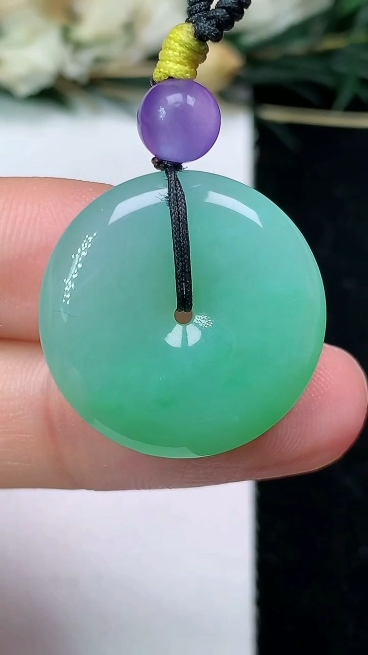 天然A货翡翠平安扣吊坠，尺寸21.7-4.7，重量:5.05g
6月25日