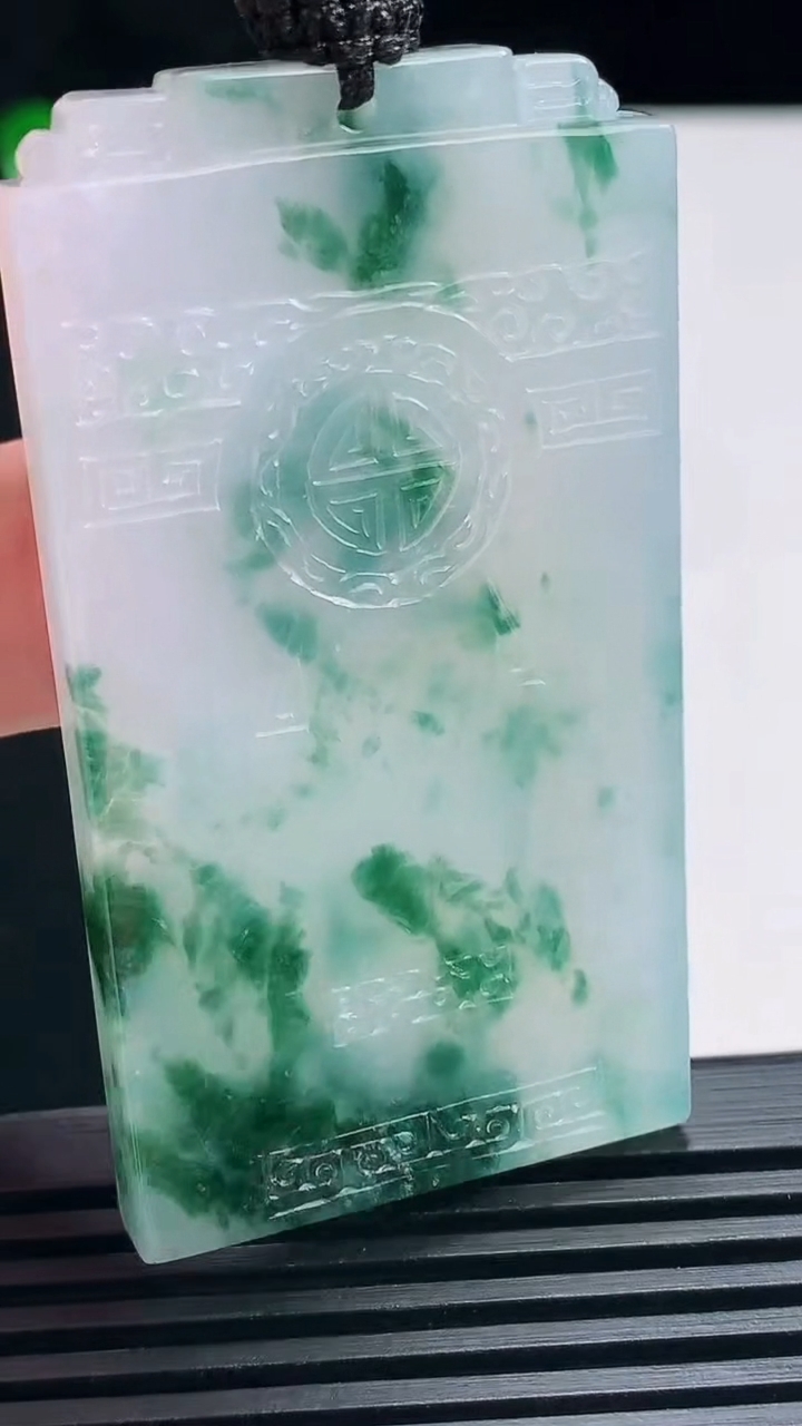 天然A货翡翠种飘花仿古无事牌吊坠，尺寸59-32-5.5 重量:41.77g
6月25日