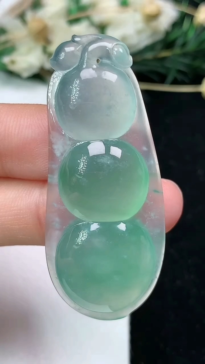 天然A货翡翠福豆吊坠，尺寸47.6-20-8.4，重量:11.65g
6月25日