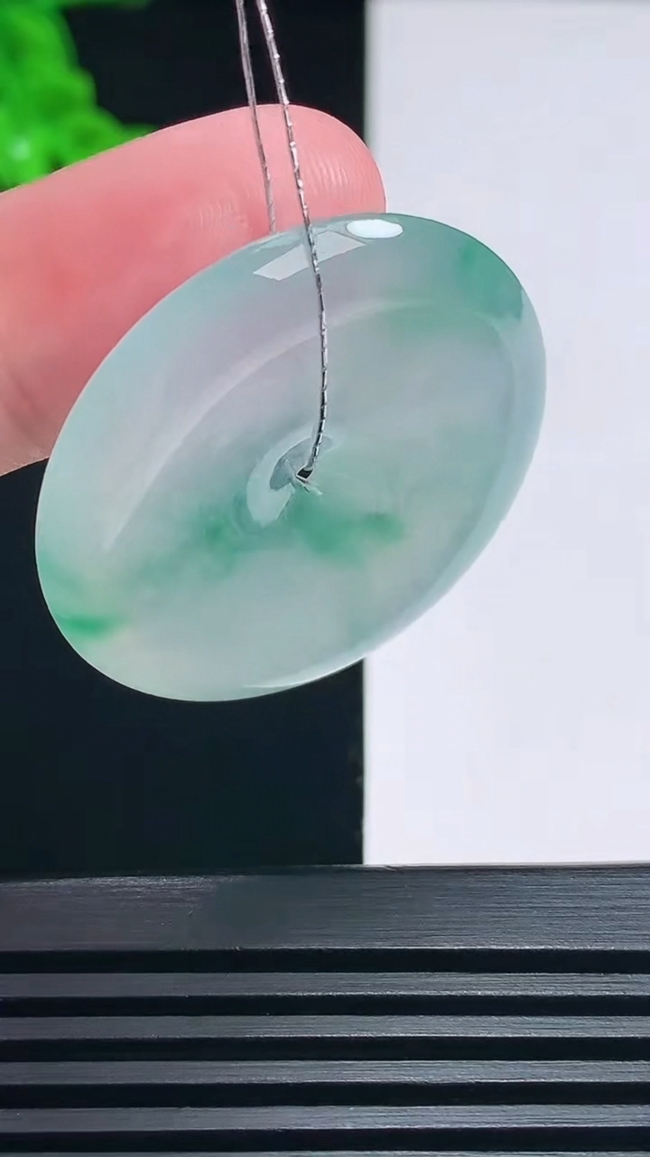 天然A货翡翠平安扣吊坠，尺寸34-5.5 重量:13.22g
6月25日