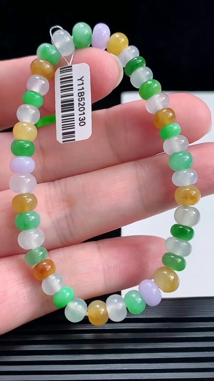 天然A货翡翠三彩算盘珠手串，尺寸5.8-4 重量:13.73g6月25日
工厂直销收藏佳品,种好水足，色泽均匀，有种有色，上手高大气！