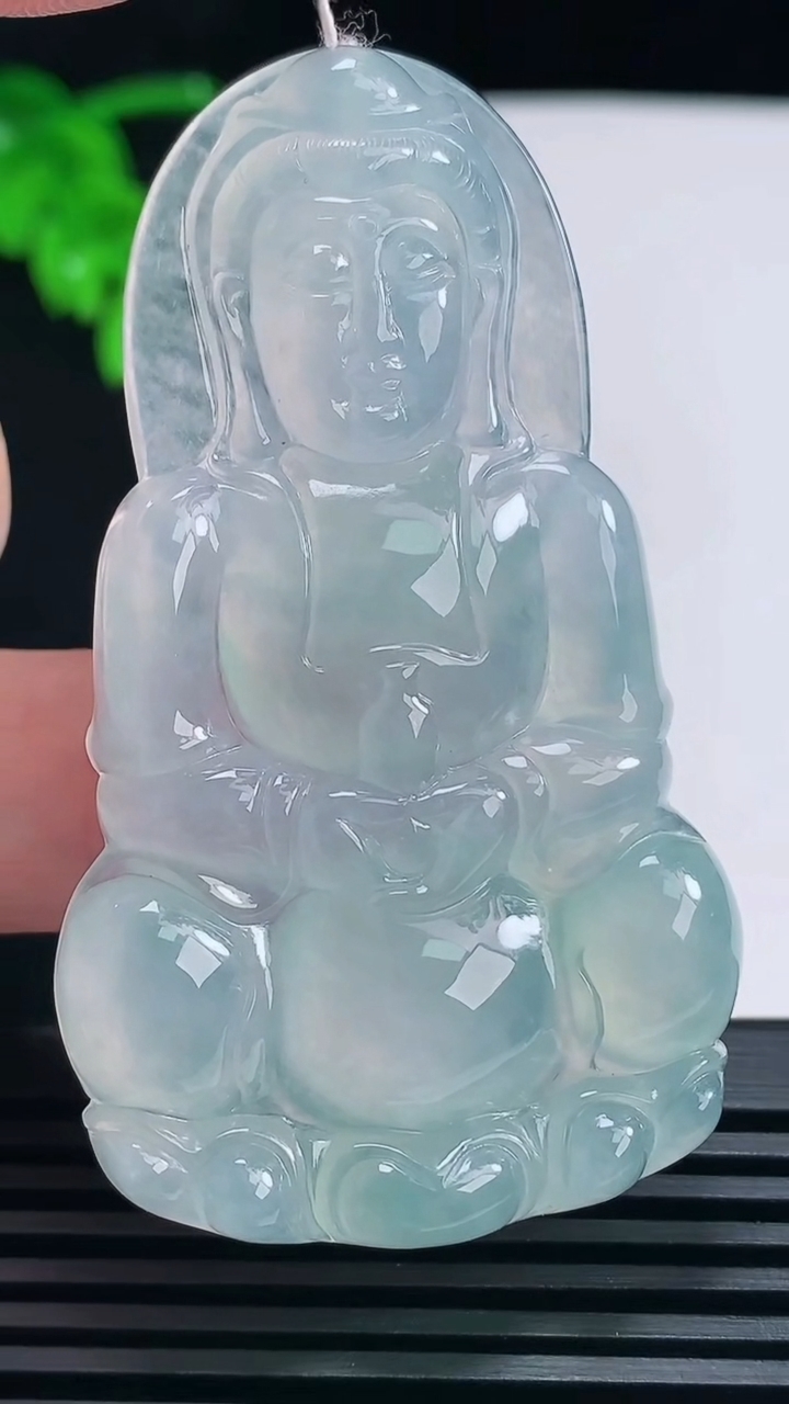 天然A货翡翠正装观音吊坠，尺寸62-36-6.6 重量:24.94g
6月25日