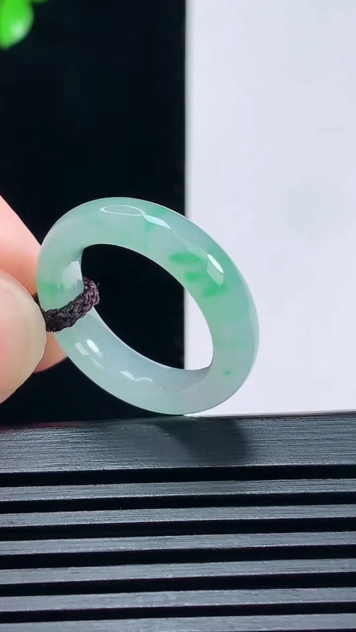 天然A货翡翠玉指环 戒指，尺寸17.5-5.6-3.5 重量:4.00g2026年6月25日
工厂直销收藏佳品,种好水足，色泽均匀，有种有色，上手高大气！