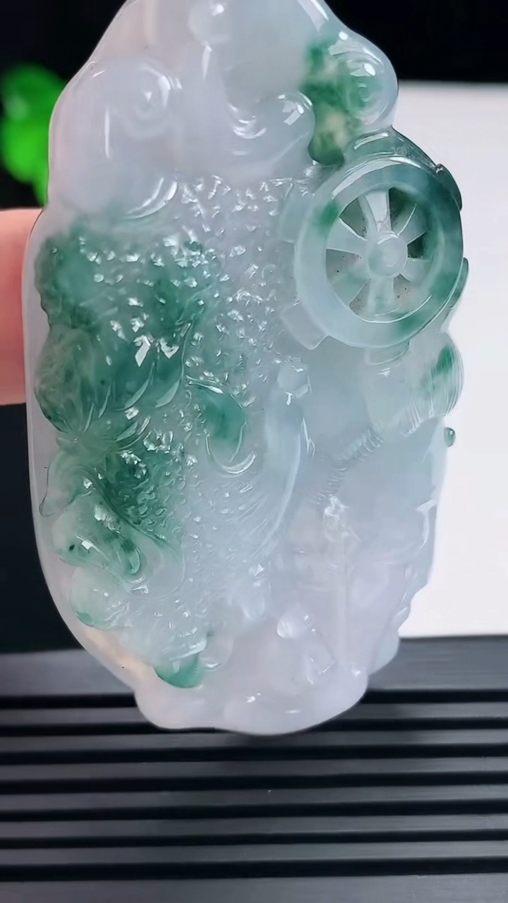 天然A货翡翠种飘花一念之间吊坠，尺寸65.8-37-12.5 重量:52.23g
6月25日