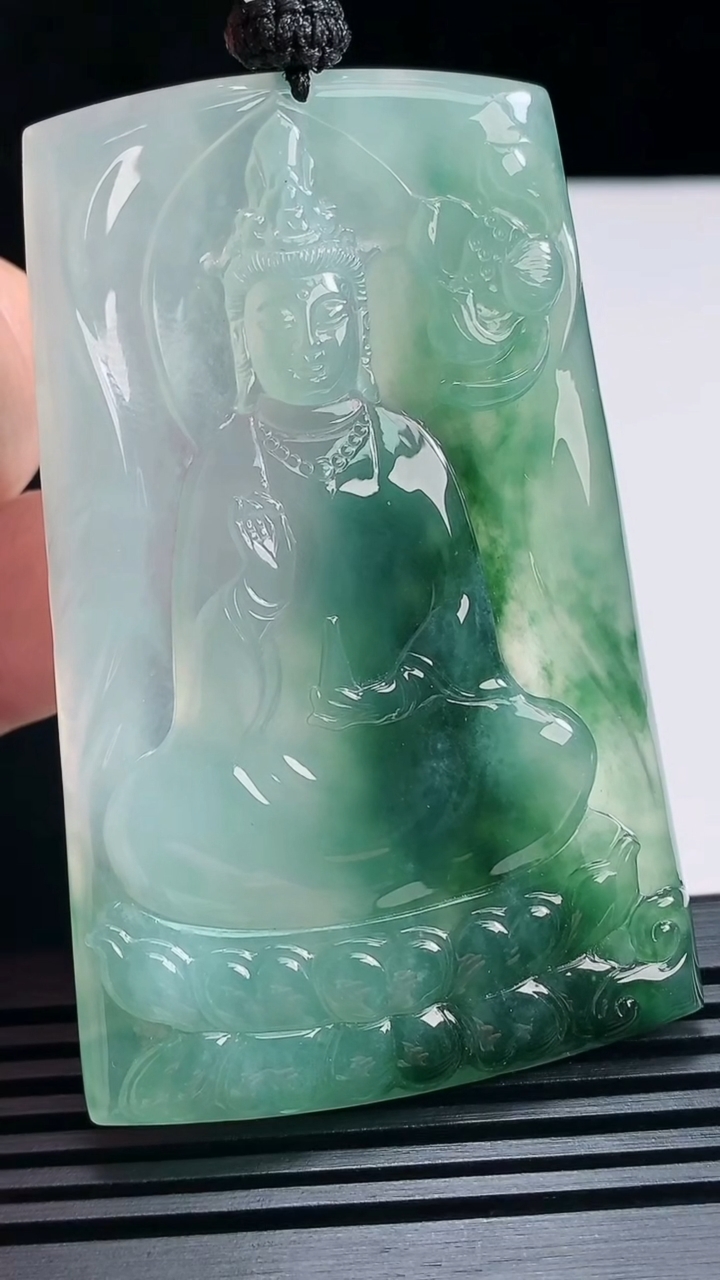 天然A货翡翠种飘花素衣观音吊坠，尺寸68.6-43.6-5 重量:42.57g
6月25日