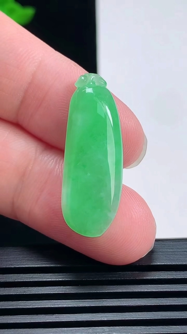 天然A货翡翠福瓜吊坠，尺寸31-11-4.5 重量:3.00g
6月25日