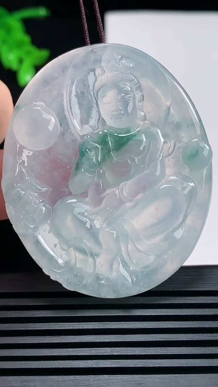 天然A货翡翠种飘花观音菩萨吊坠，尺寸53-44-6.2 重量:27.55g
6月25日