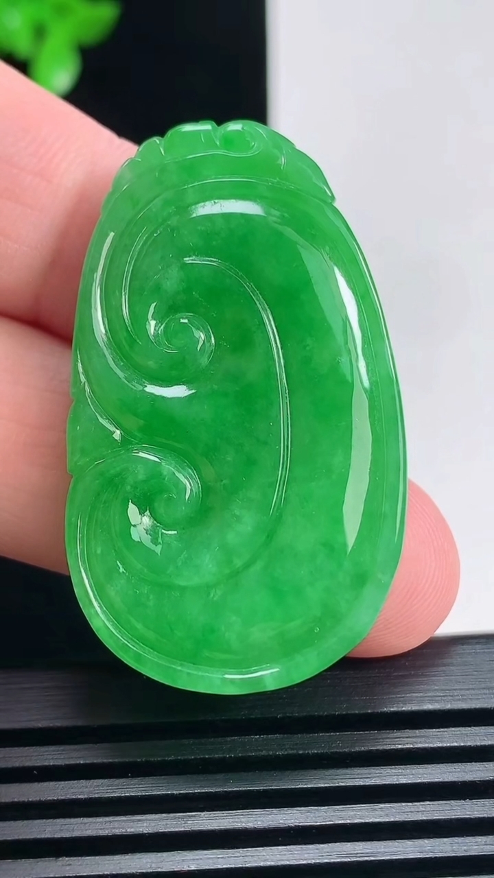 天然A货翡翠如意吊坠，尺寸42-24.6-5.6 重量:13.00g
6月25日