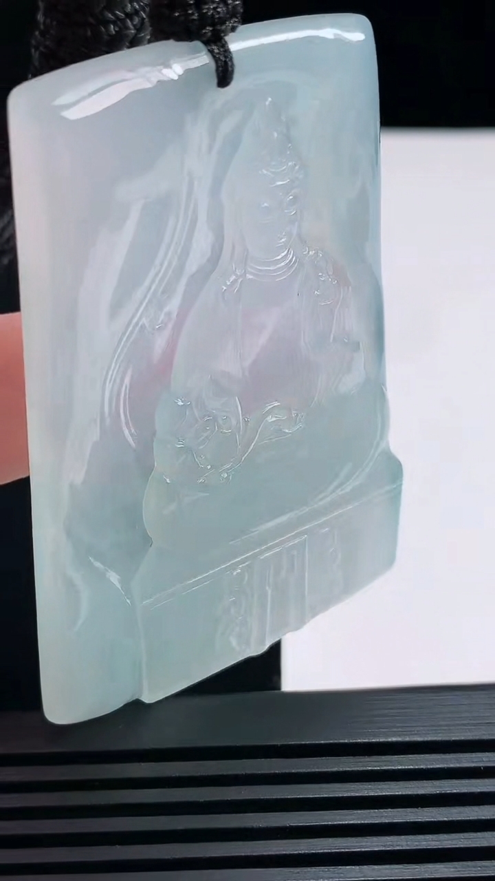 天然A货翡翠大势至菩萨吊坠，尺寸66-44.6-5.5 重量:43.85g
6月25日