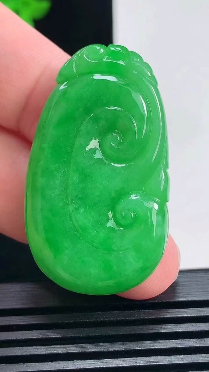 天然A货翡翠如意吊坠，尺寸42-24.6-5.6 重量:13.00g
6月25日